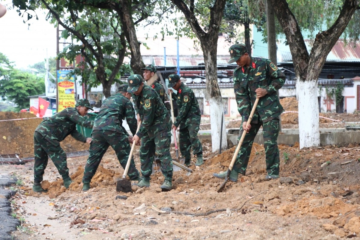 Đoàn công tác tặng quà động viên các lực lượng làm nhiệm vụ tìm kiếm.