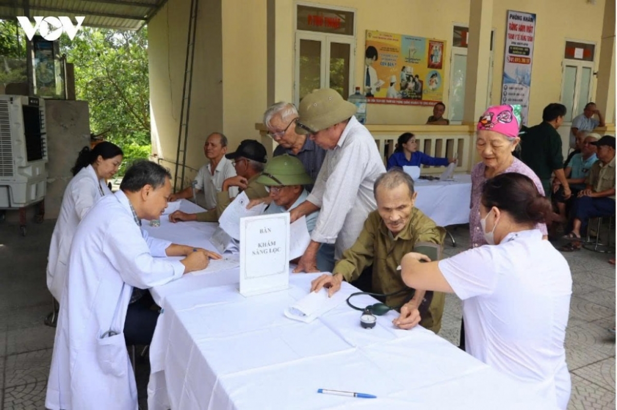 Hoạt động khám bệnh, tư vấn sức khỏe và cấp phát thuốc miễn phí cho người có công với cách mạng, các đối tượng chính sách tại xã Tống Trân (Hưng Yên).