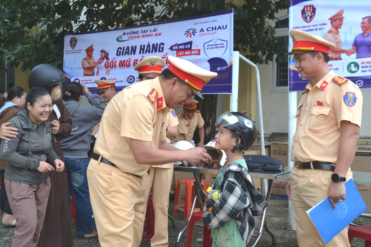 Đại tá Phan Thanh Hồng, Trưởng phòng Cảnh sát giao thông nói chuyện với em nhỏ đến tham gia chương trình. Ảnh: CÔNG TÚ