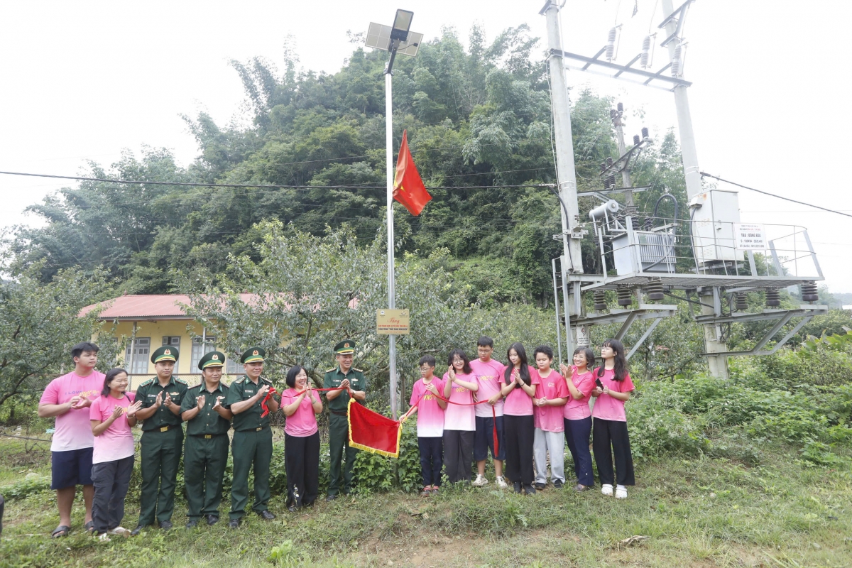 Khánh thành tuyến đường điện trong Chương trình "Thắp sáng vùng biên". Ảnh: Thu Thùy, Mai Cảnh/VOV Tây Bắc