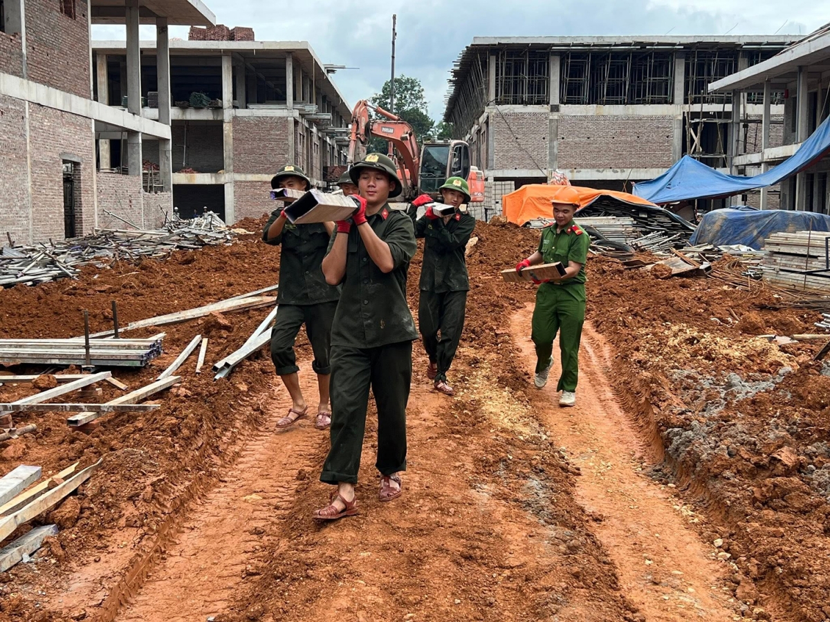 Phòng Cảnh sát cơ động Công an tỉnh Lạng Sơn hỗ trợ thi công xây dựng các trường nội trú biên giới. 
Ảnh: Nguyễn Hoàng Duy Thái/VOV Đông Bắc