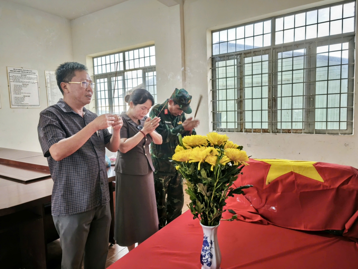 Chính quyền địa phương, cán bộ Đội K51 cùng người dân thắp nén tâm nhang tiễn đưa liệt sĩ Y Chông Triêk về nơi an nghỉ sau hơn 50 năm nằm lại chiến trường. Ảnh: Nam Trang/VOV - Tây Nguyên