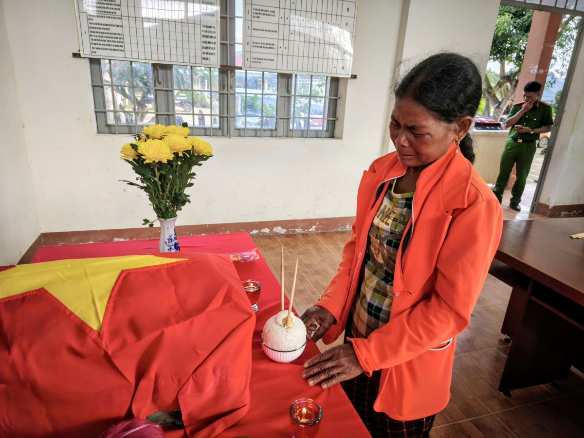 Sau hơn nửa thế kỷ, bà H'Wai Triêk lần đầu tiên dâng bát cơm và quả trứng đón người anh liệt sĩ Y Chông Triêk trở về với gia đình.
Ảnh: Nam Trang/VOV - Tây Nguyên