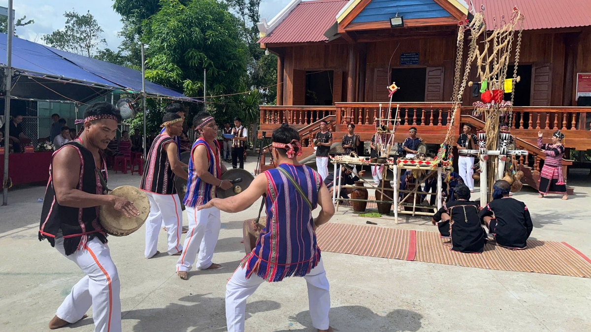 Biểu diễn trống đôi- cồng ba- chiêng năm trong Lễ cúng cầu mùa của người Ba Na. Ảnh CTV Lê Biết/VOV-Tây Nguyên