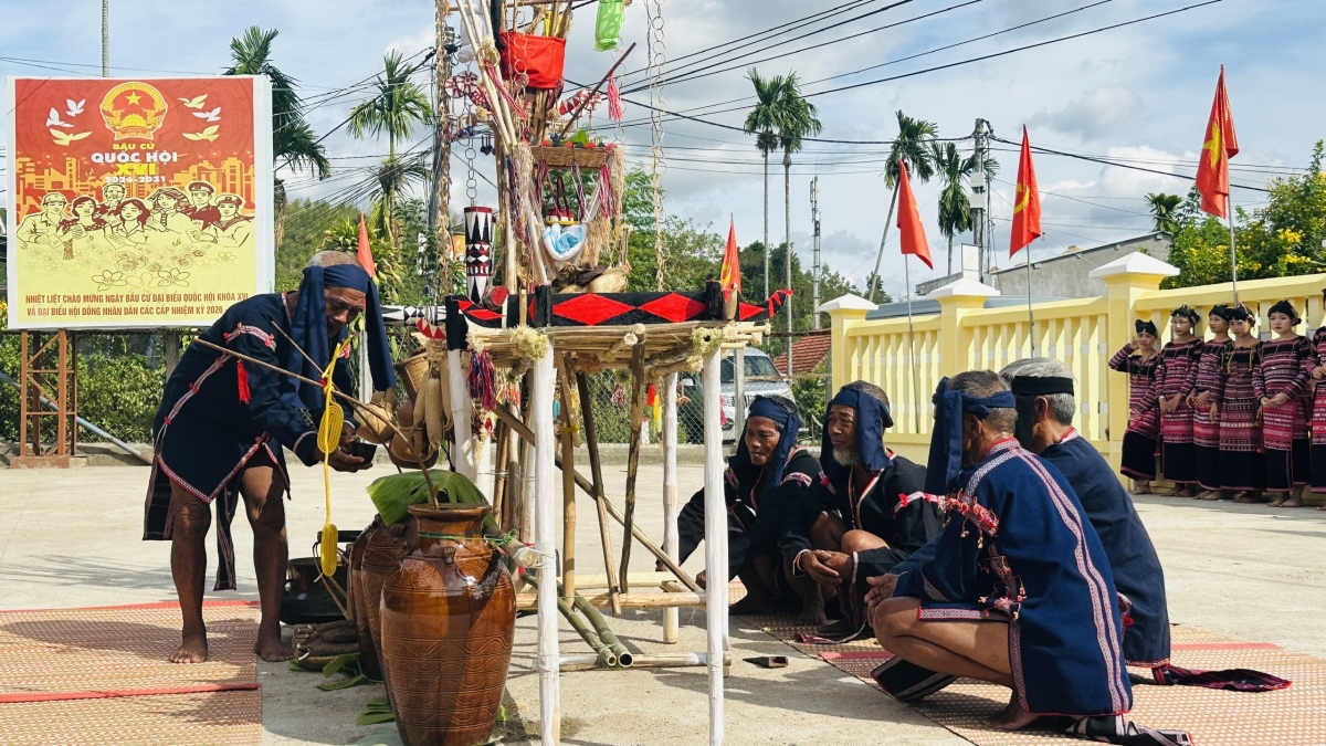 Thực hành nghi lễ tại Lễ cúng cầu mùa của người Ba Na ở thôn Xí Thoại, xã Xuân Lãnh. Ảnh: CTV Lê Biết/VOV-TâyNguyên