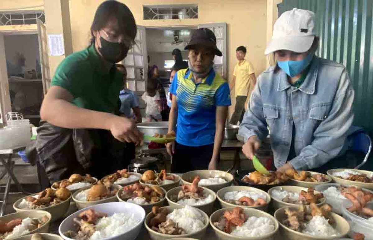 Những suất cơm nóng được chuyển tận tay từng người già, trẻ nhỏ và các gia đình đang tạm cư tại điểm trường. Từng suất cơm nghĩa tình nhằm sẻ chia bớt cho những người dân lúc hoạn nạn.
 Ảnh: Khắc Kiên - An Kiên/VOV Tây Bắc