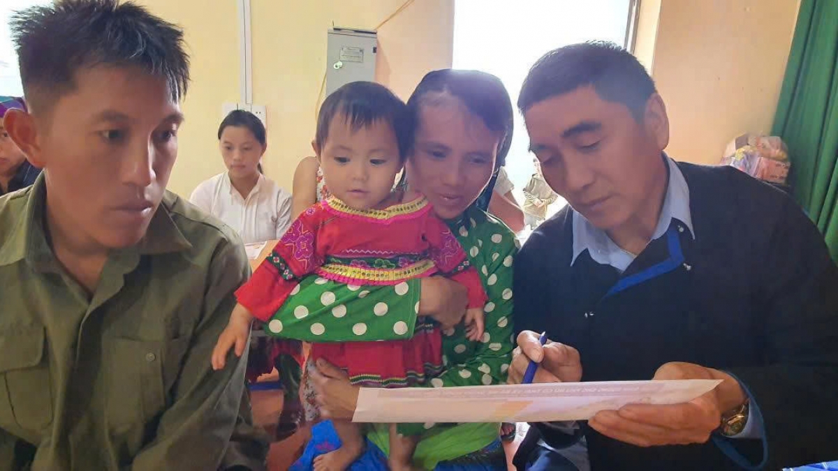 Anh Lý Văn Đền (ngoài cùng bên phải) tuyên truyền giúp người dân trong thôn nâng cao sức khoẻ.
Ảnh: Trung tâm Kiểm soát bệnh tật tỉnh Tuyên Quang.