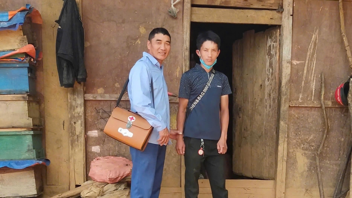 Anh Lý Văn Đền đến tận nhà người dân - Ảnh: Trung tâm Kiểm soát bệnh tật tỉnh Tuyên Quang.