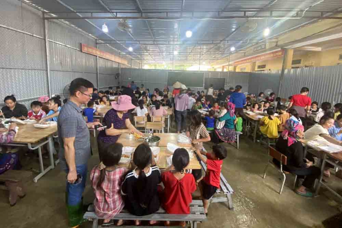 Nhiều ngày nay, trung bình mỗi bữa, bếp ăn tại Trường Phổ thông Dân tộc bán trú THCS Pắc Ta tổ chức nấu ăn cho hơn 500 người. 
Ảnh: Khắc Kiên - An Kiên/VOV Tây Bắc