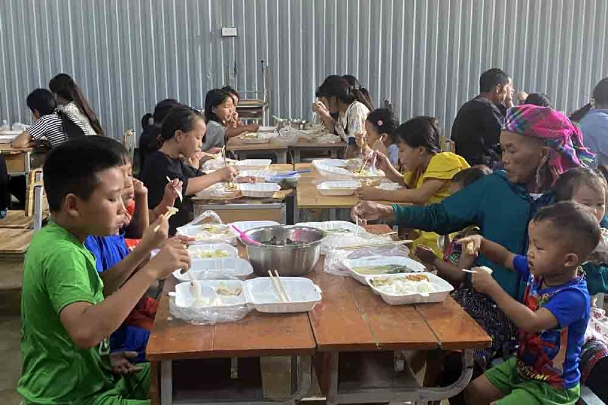 Những suất cơm nóng được chuyển tận tay từng người già, trẻ nhỏ và các gia đình đang tạm cư tại điểm trường. Với nhiều người đang lánh nạn nơi đây, đó không chỉ là bữa ăn mà còn là sự động viên để tiếp tục vượt qua khó khăn. Ảnh: Khắc Kiên - An Kiên/VOV Tây Bắc
