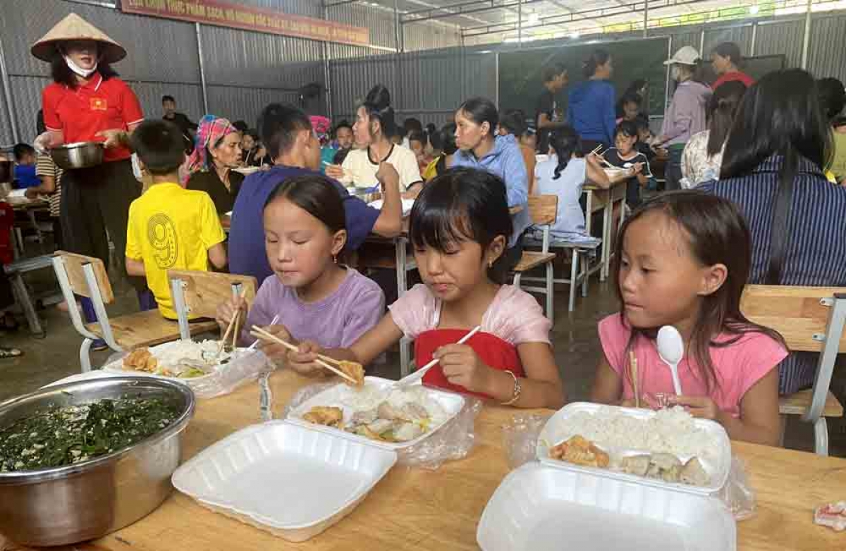 Sau những ngày chứng kiến thiên tai và mất mát, nụ cười trẻ thơ dần trở lại giữa vòng tay yêu thương của cộng đồng. Những bếp ăn nghĩa tình thể hiện tinh thần đoàn kết, "lá lành đùm lá rách", giúp người dân vùng tâm lũ Mường Than thêm vững tin trên hành trình dựng lại cuộc sống. Ảnh: Khắc Kiên - An Kiên/VOV Tây Bắc