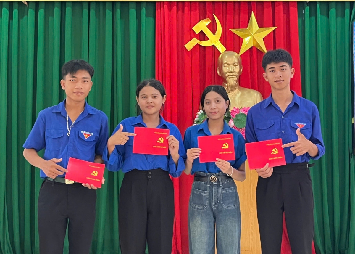 San Hiếc (bên trái ngoài cùng) và các bạn nhận Giấy chứng nhận Đảng viên mới 