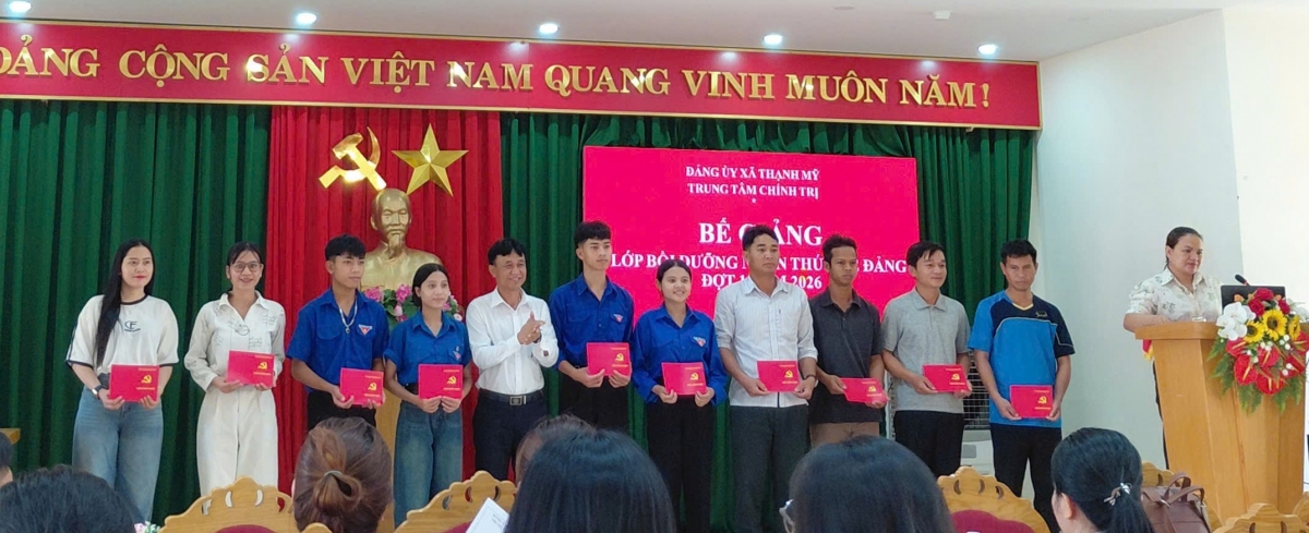 Đảng ủy La Dêê chú trọng phát triển đảng viên mới trong trường học 
 
