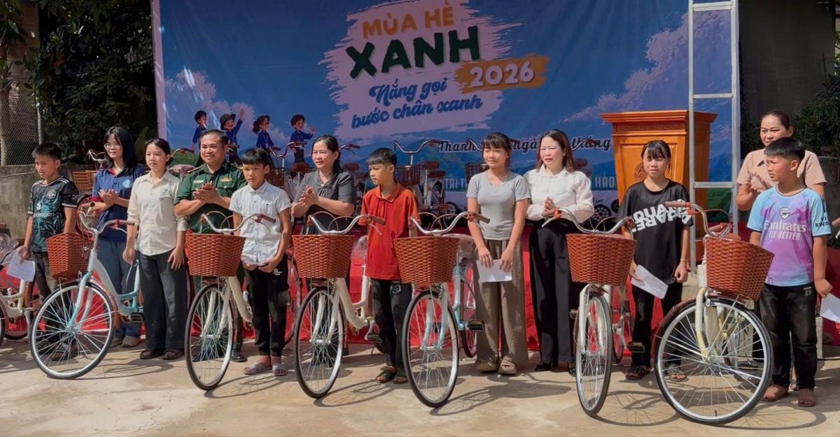 Chương trình “Mùa hè xanh - Nắng gọi bước chân xanh” tặng 20 xe đạp cho học sinh nghèo
(Ảnh: BĐBP Thanh Hóa cung cấp)