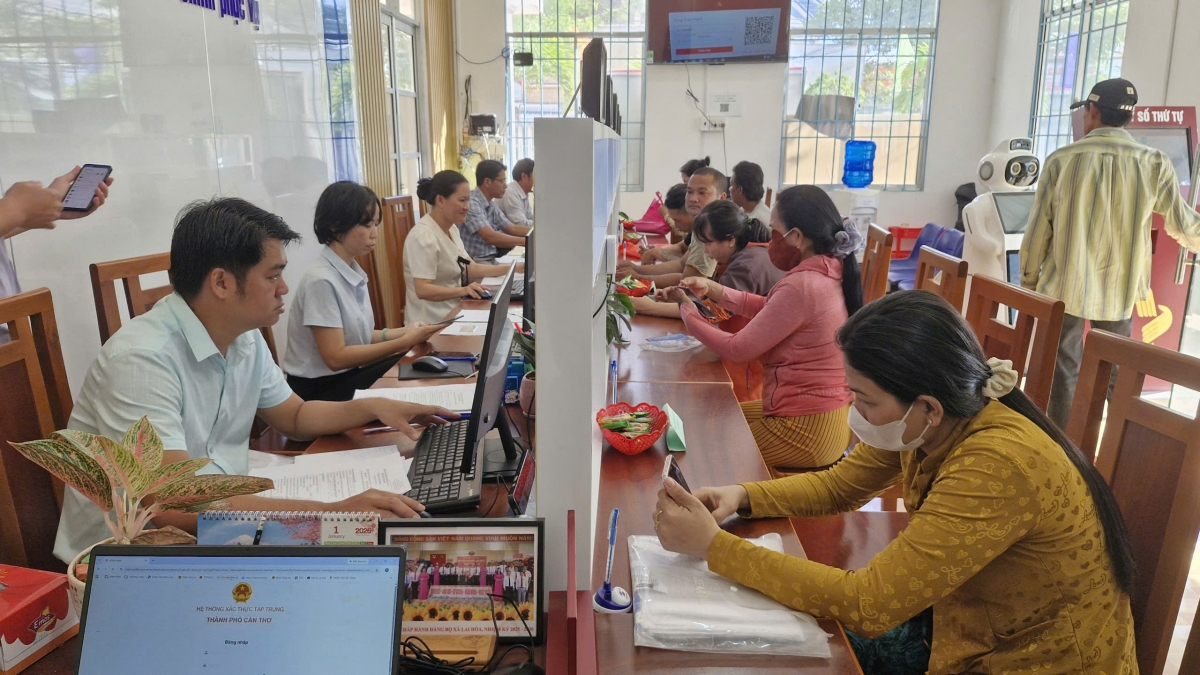 Rất đông người dân đến làm tục hành chính tại xã Lai Hòa