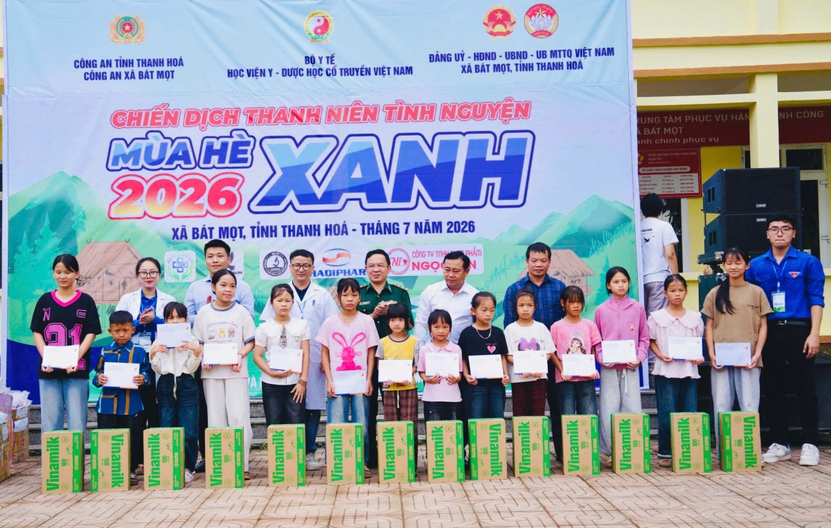 Các em học sinh có hoàn cảnh khó khăn tại địa bàn Bát Mọt được nhận quà từ các đơn vị phối hợp
(Ảnh: BĐBP Thanh Hóa cung cấp)