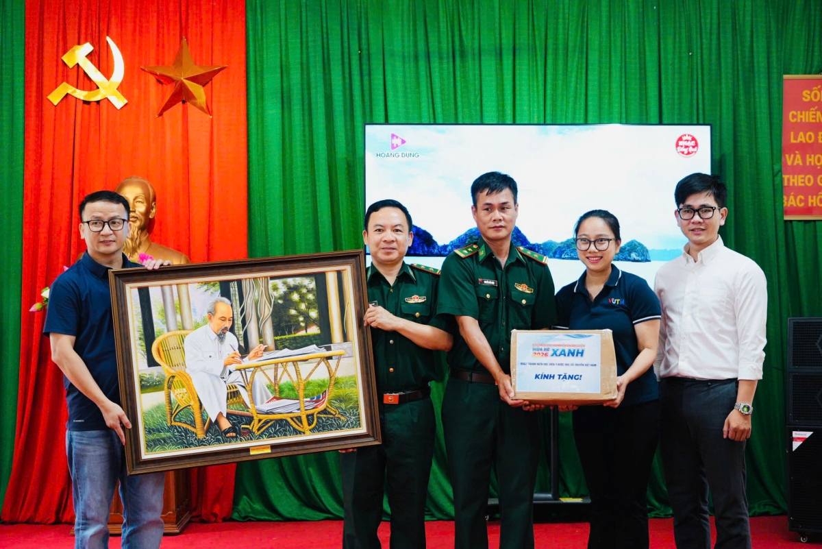 Đoàn Thanh niên Học viện Y Dược học cổ truyền Việt Nam thăm, tặng quà
cán bộ, chiến sĩ Đồn Biên phòng Bát Mọt (Ảnh: BĐBP Thanh Hóa cung cấp)