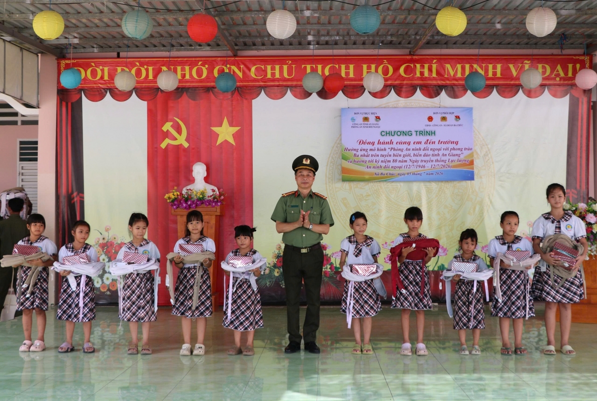 Đại tá Đào Hải Đăng, Phó Giám đốc Công an tỉnh An Giang trao tặng quà cho các em học sinh có hoàn cảnh khó khăn - Ảnh: Trần Hiếu.
