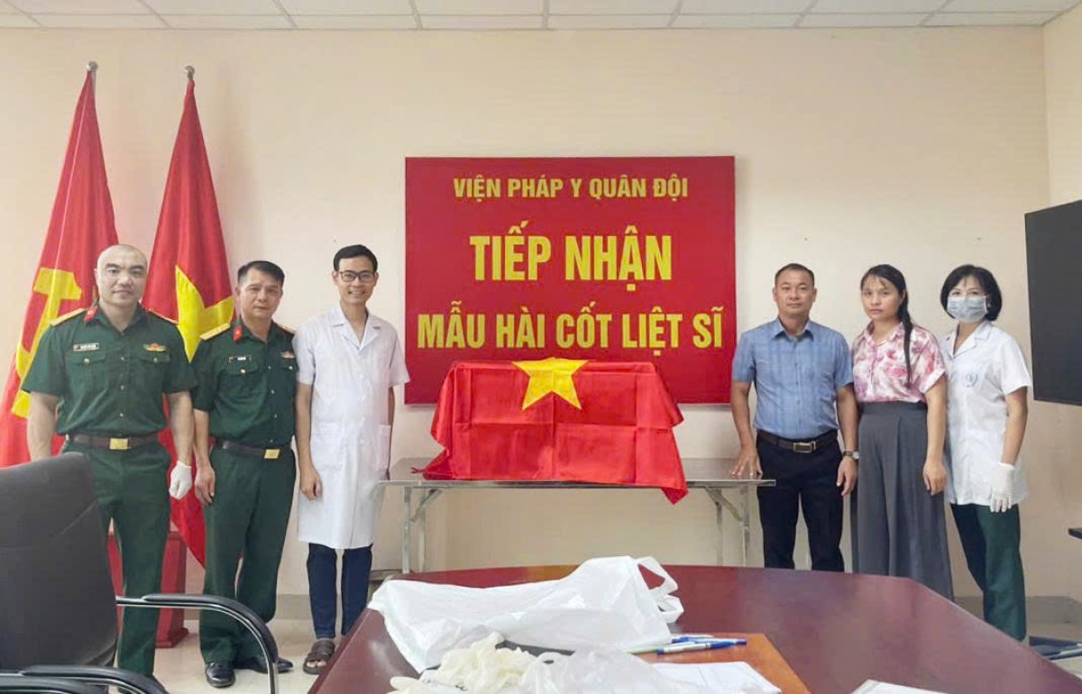 Đây là đợt bàn giao thứ 2 trong khuôn khổ Chiến dịch 500 ngày đêm đẩy mạnh tìm kiếm, xác định danh tính hài cốt liệt sĩ còn thiếu thông tin trên địa bàn tỉnh Điện Biên