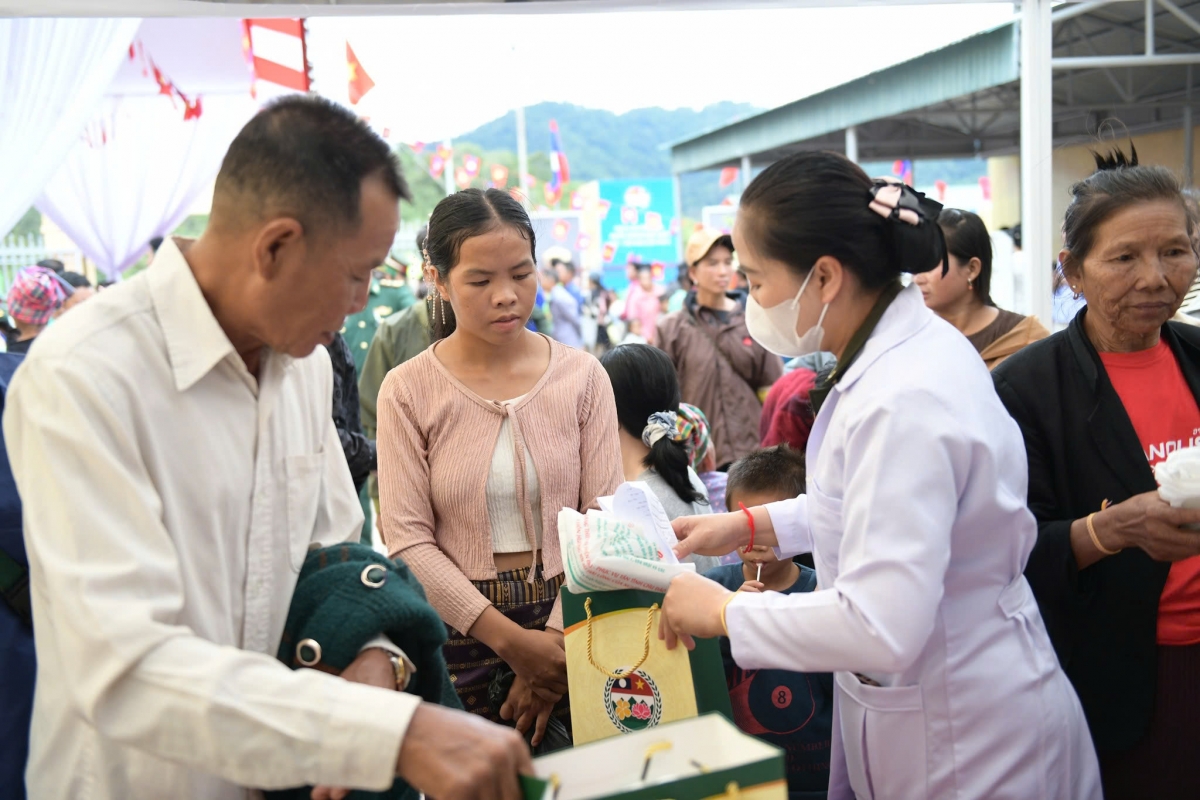 Người dân Lào được bác sĩ quân y Việt Nam khám bệnh, phát thuốc miễn phí
 (Ảnh: T.H Quốc phòng)