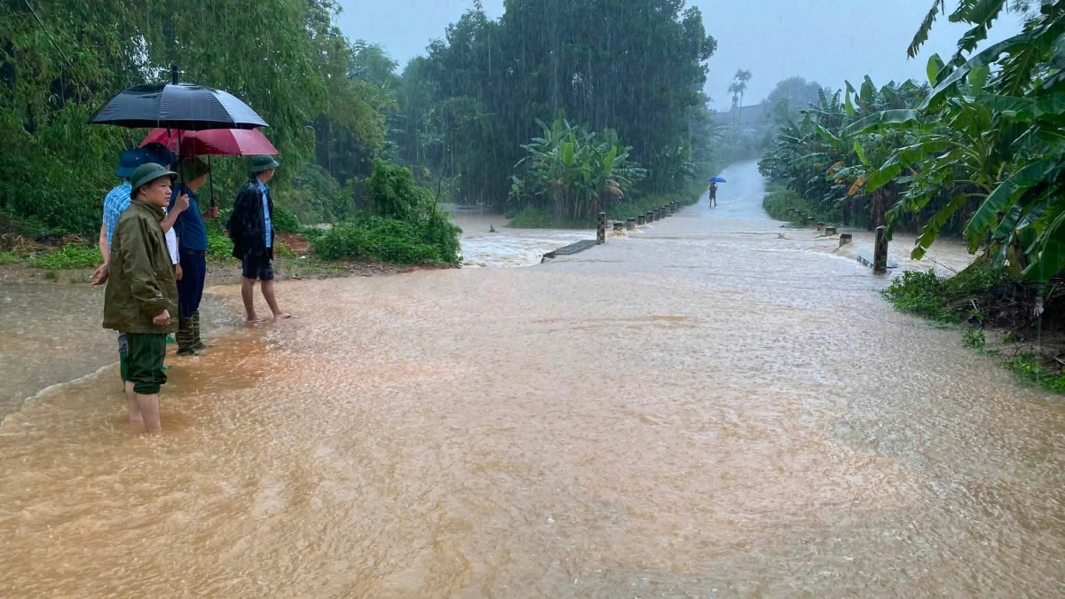 Lực lượng chức năng xã Thác Bà kiểm tra, cảnh báo, đảm bảo an toàn giao thông tại các điểm ngập úng. Ảnh: Thừa Xuân/VOV Tây Bắc