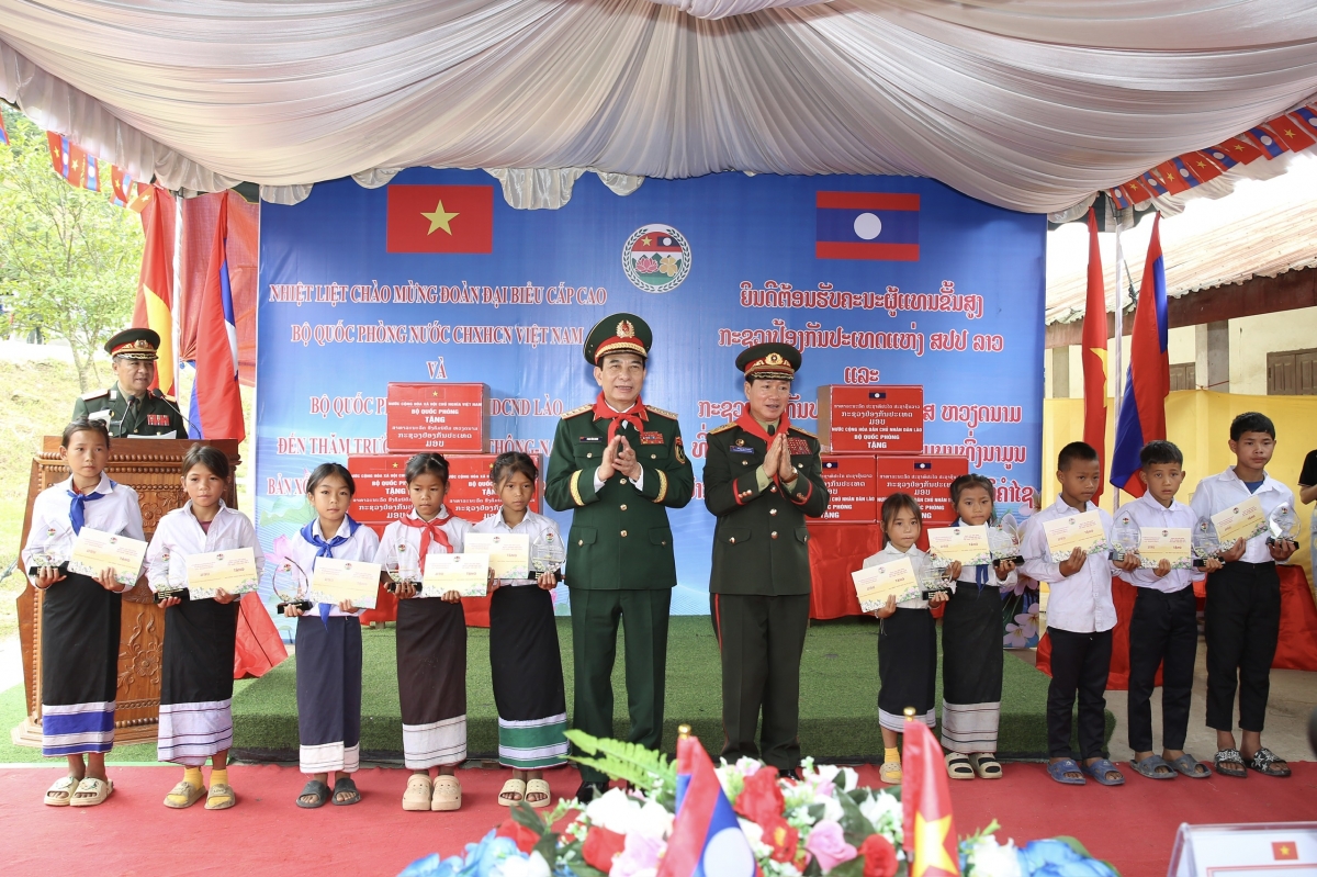 Bộ trưởng Bộ Quốc phòng hai nước tặng học bổng cho học sinh nghèo (Ảnh: Khánh Toàn)