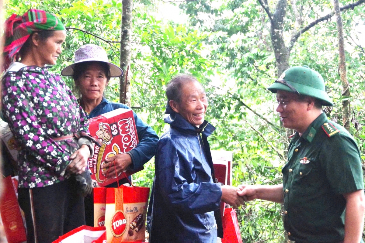 Người lính quân hàm xanh luôn đồng hành, hỗ trợ người dân trồng sâm (Ảnh: Đức Duẩn)