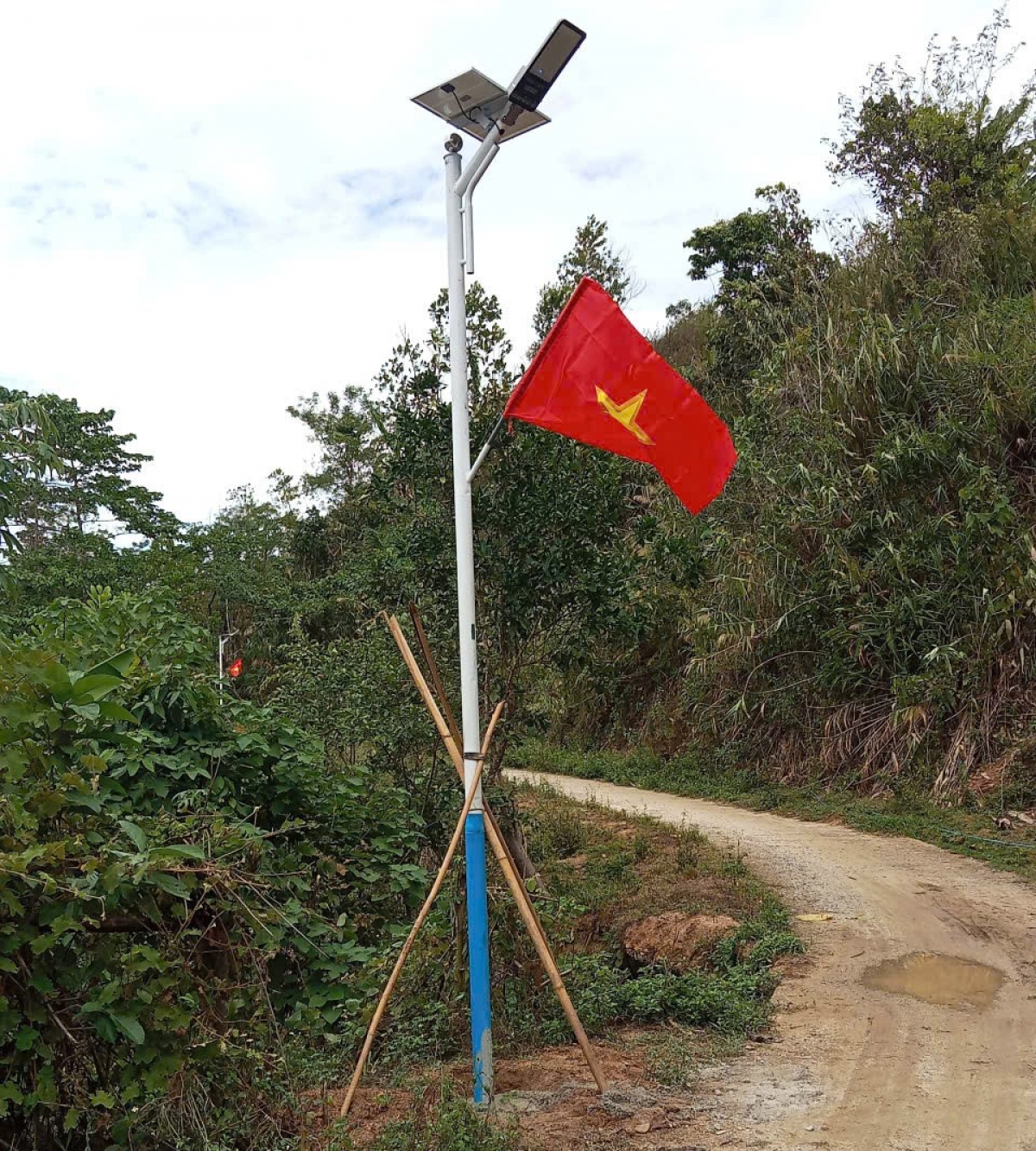 Nhờ có đèn năng lượng mặt trời, giúp những tuyến đường vùng biên bừng sáng hơn mỗi đêm
 