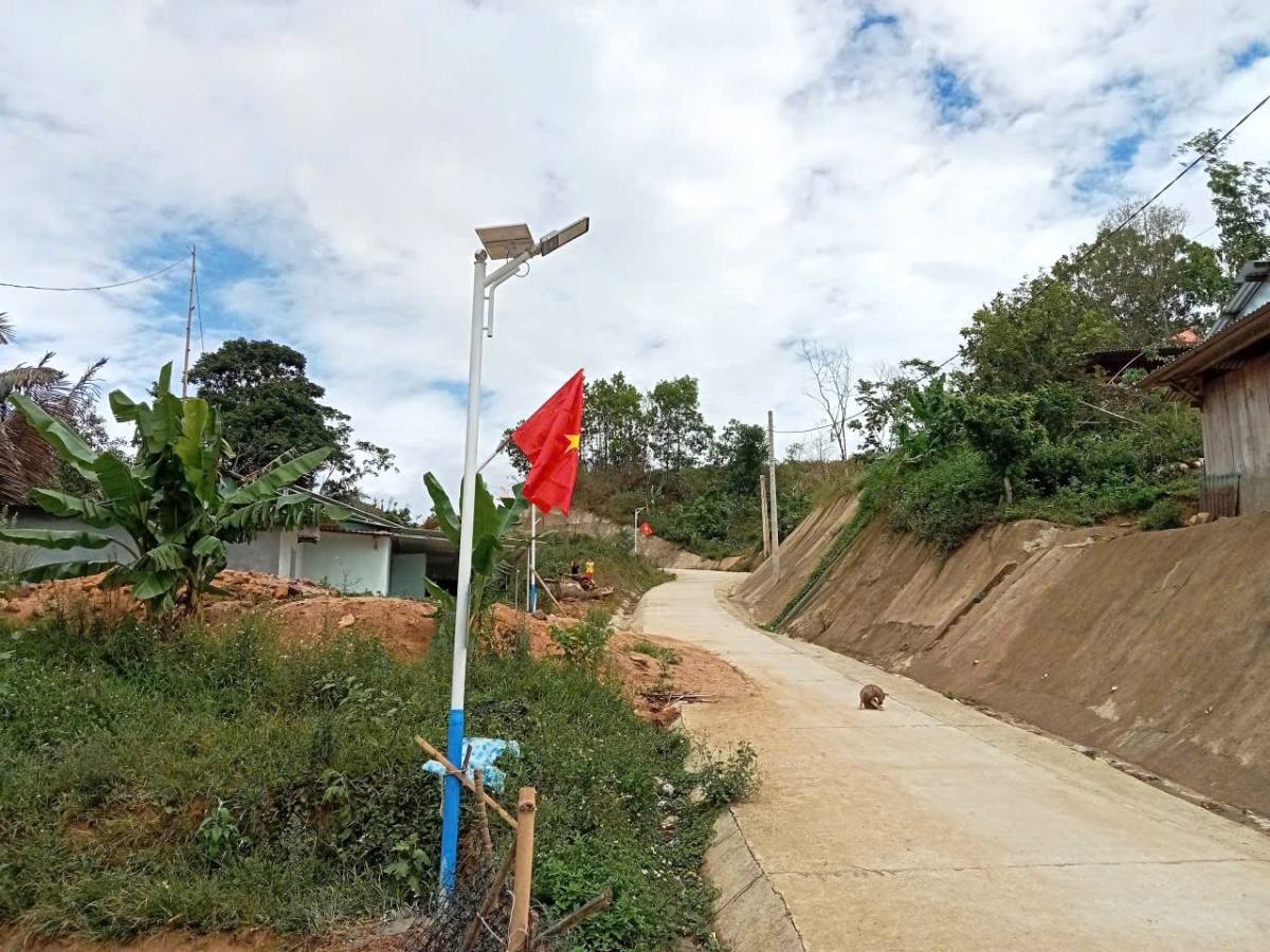 Mô hình "Ánh sáng an ninh vùng biên" do Công an xã Đắc Pring triển khai