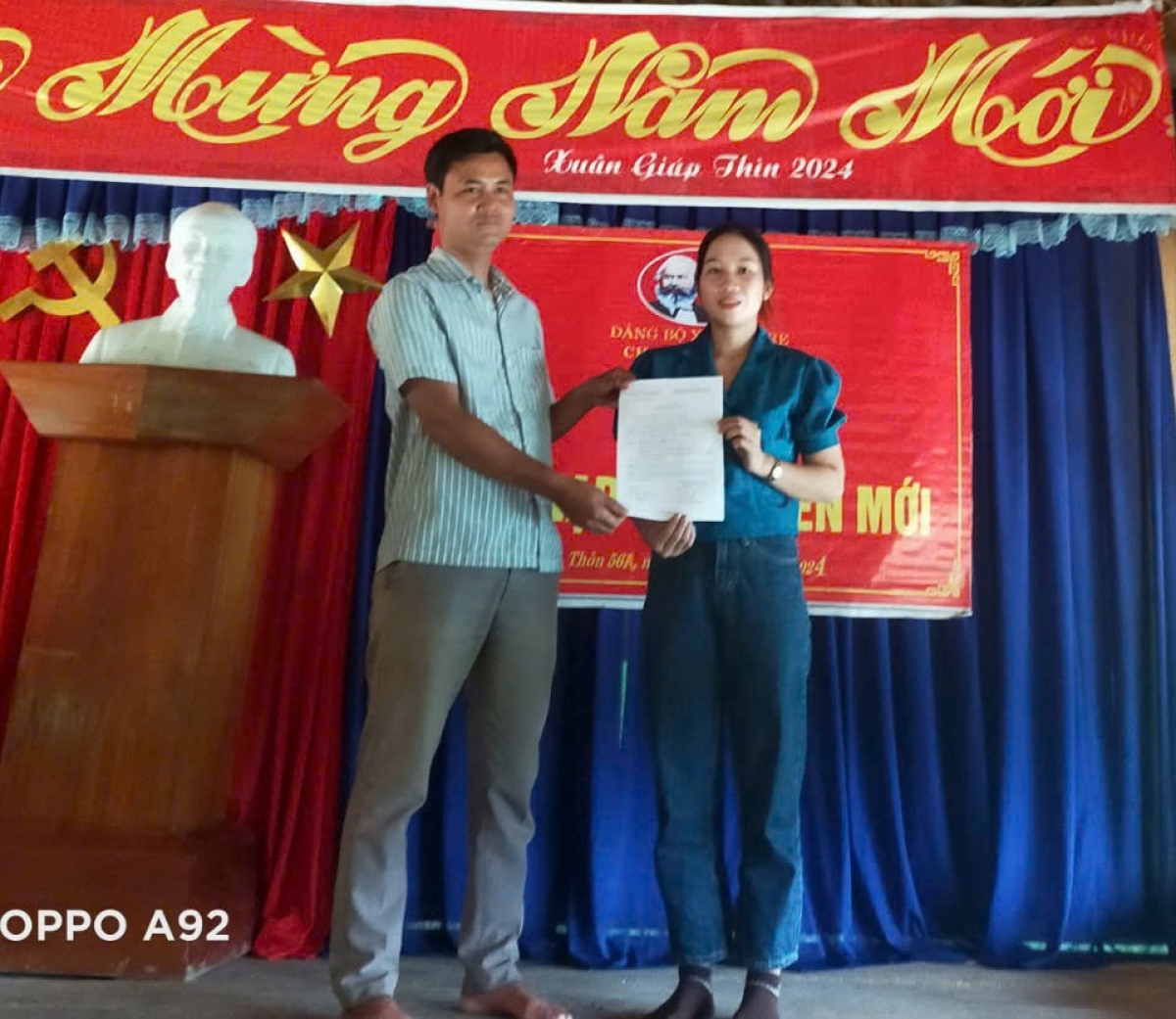 Chi bộ thôn 56 kết nạp đảng viên mới 
 