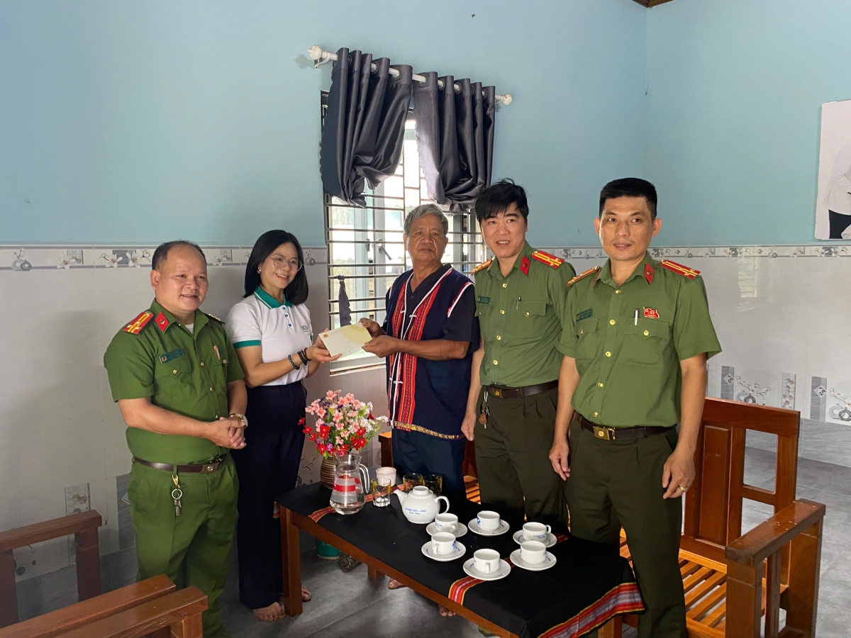 Chương trình "Nghĩa tình biên giới" thăm, tặng quà người có uy tín tại xã Đắc Pring