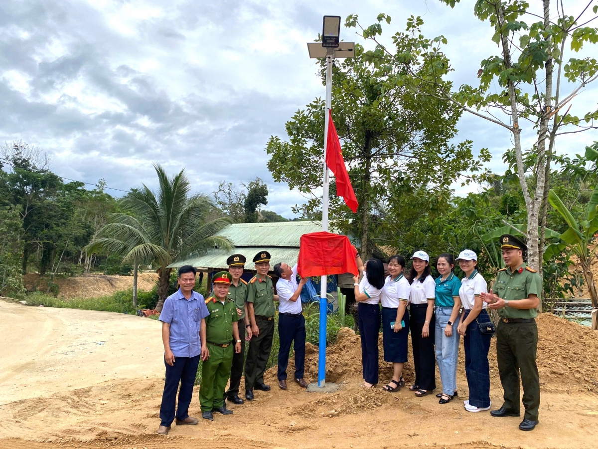Công an xã Đắc Pring và các đơn vị tài trợ khánh thành đèn năng lượng mặt trời 
 
