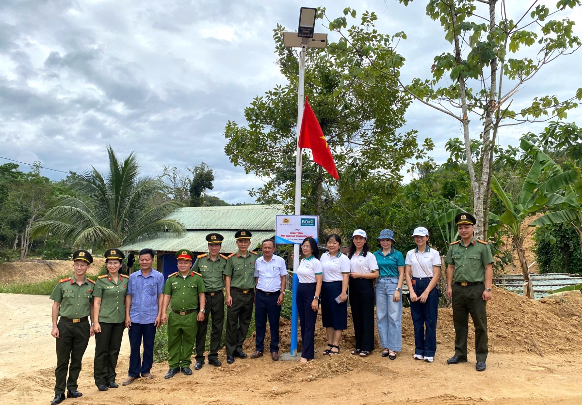 Công an xã Đắc Pring và các đơn vị tài trợ bàn giao đèn năng lượng mặt trời 