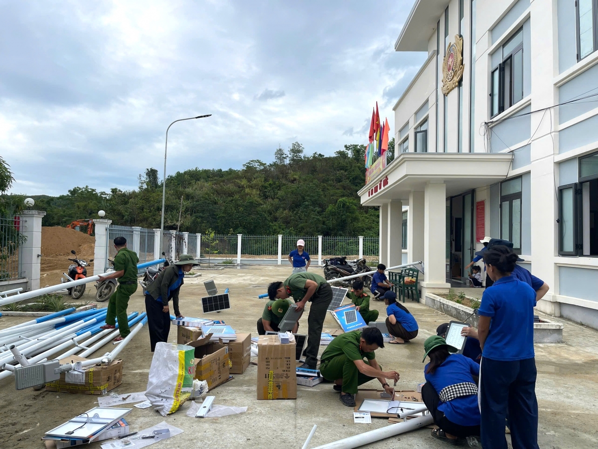 Chương trình "Nghĩa tình biên giới" lắp đặt 30 cột đèn năng lượng mặt trời tại xã Đắc Pring