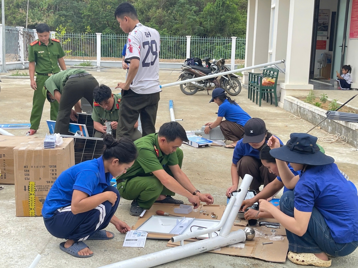 Chương trình "Nghĩa tình biên giới" lắp đặt 30 cột đèn năng lượng mặt trời tại xã Đắc Pring