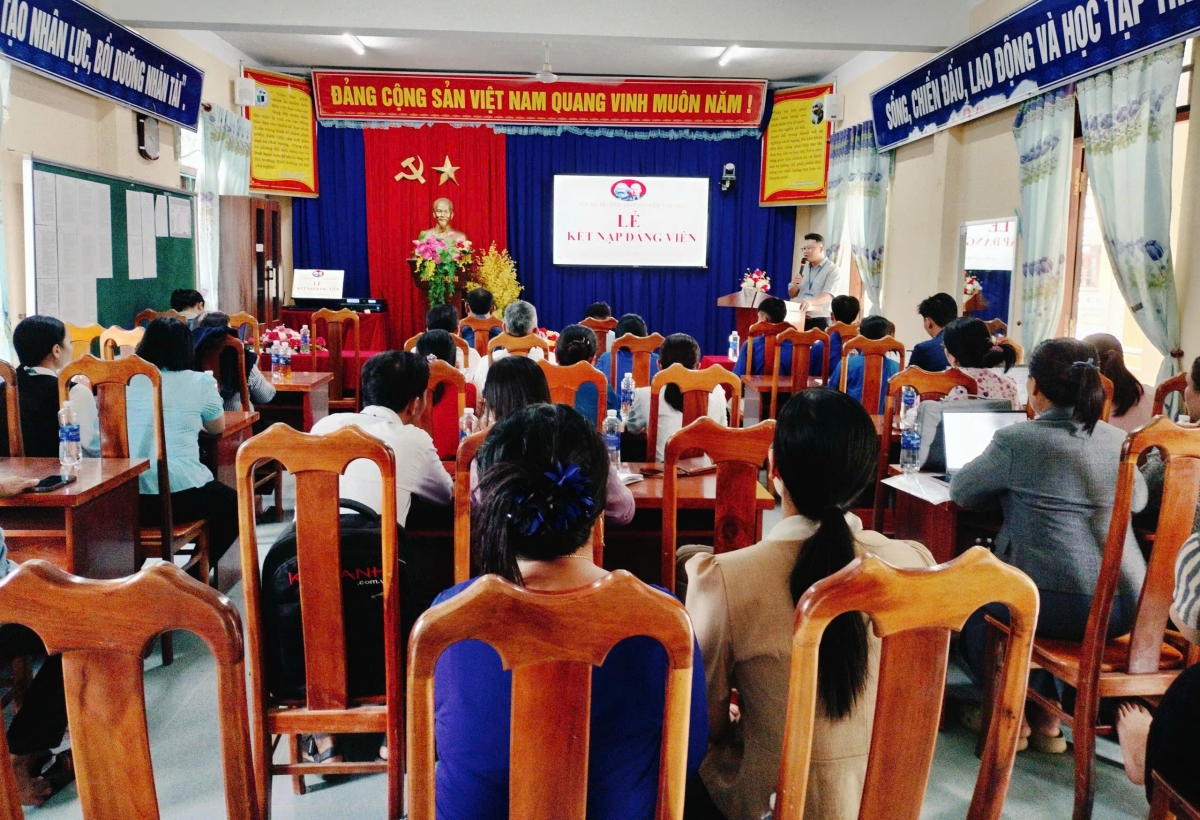 Chi bộ Trường Võ Chí Công kết nạp đảng viên mới 