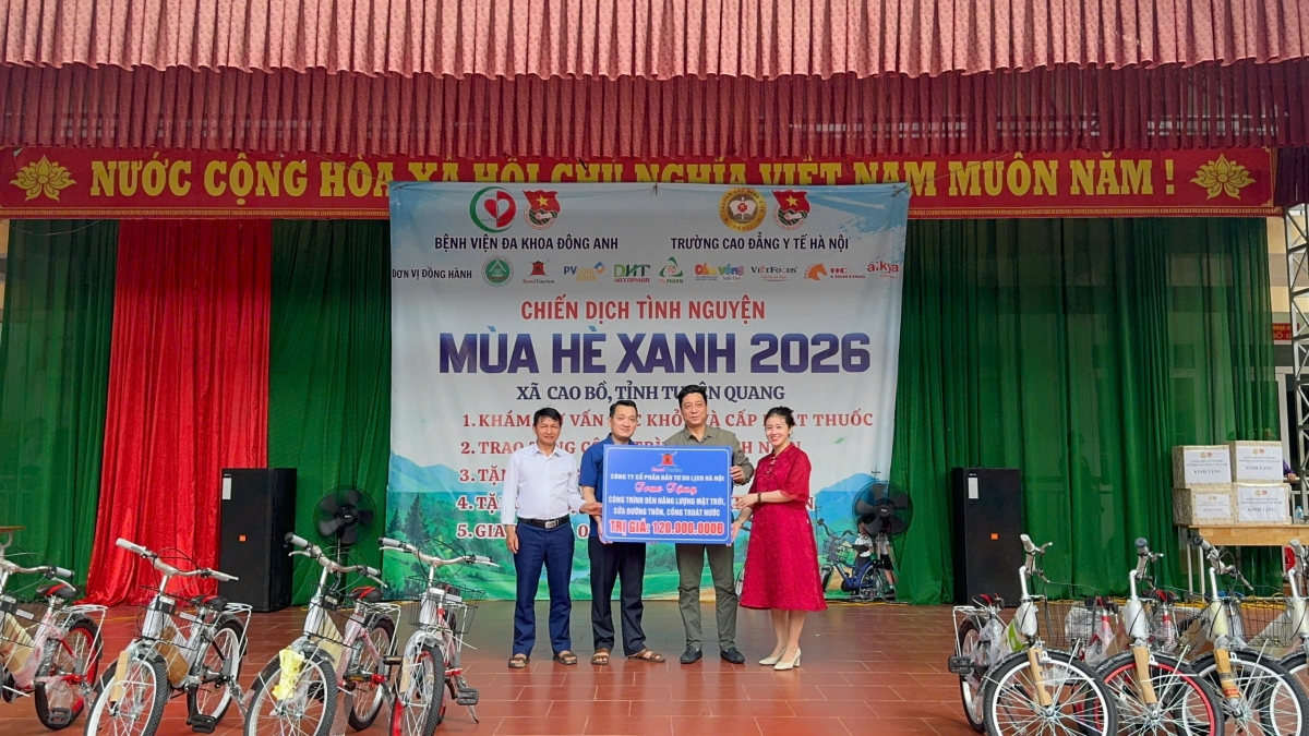 Đại diện Hanoi Tourism trao tặng 53 bộ đèn chiếu sáng năng lượng mặt trời cho địa phương.