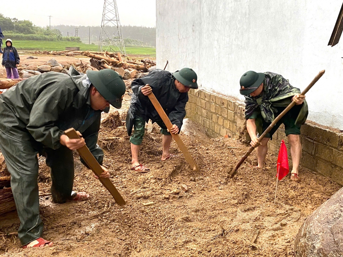 Mưa lớn kéo dài, địa hình sạt lở phức tạp khiến công tác tìm kiếm các nạn nhân mất tích tại xã Mường Than gặp nhiều khó khăn 
Ảnh: Văn Hợi.