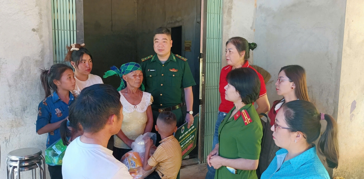 Đại diện các đơn vị thăm hỏi, động viên gia đình em Giàng A Khoa (Ảnh: Đồn BP Trịnh Tường)