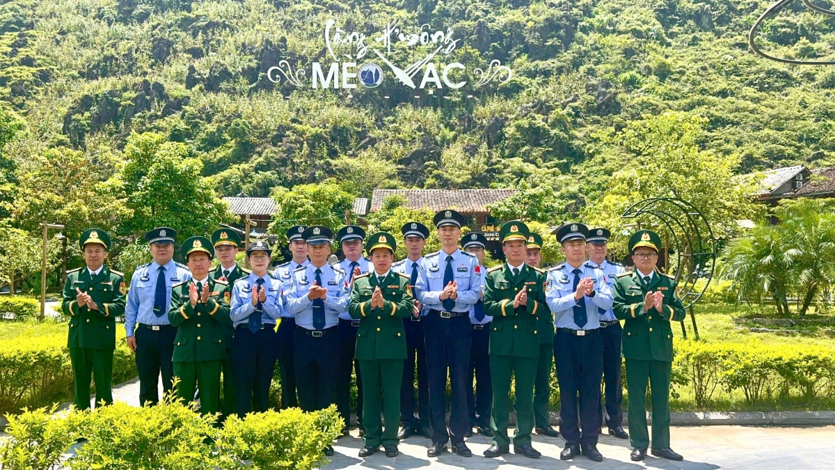 Đoàn đại biểu hai nước chụp ảnh lưu niệm tại làng H'Mông Mèo Vạc (Ảnh: Minh Trung)