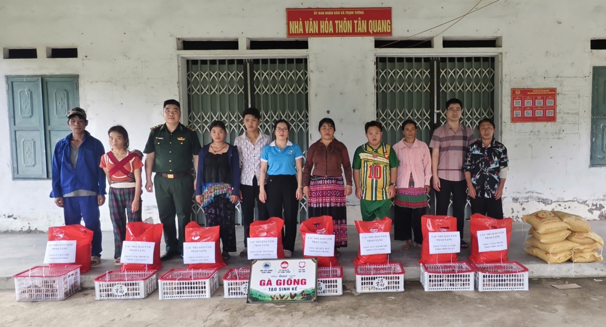Đại diện các nhà hảo tâm trao tặng 200 con gà giống cùng 10 suất quà cho 10 gia đình có hoàn cảnh khó khăn (Ảnh: Đồn BP Trịnh Tường)