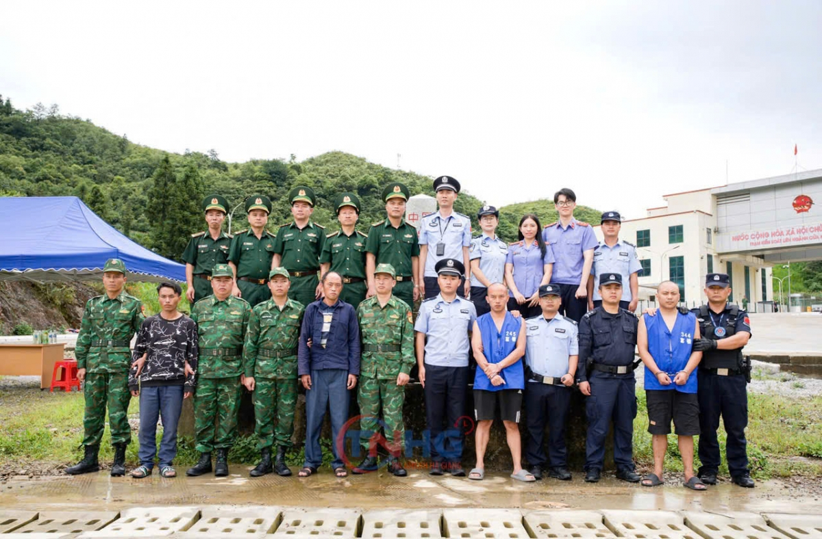 Lực lượng quản lý biên giới 2 bên cùng các đối tượng bị bắt giữ
(Ảnh: BĐBP Tuyên Quang)