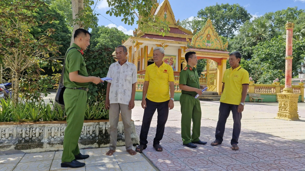 Lực lượng công an xã Kế Sách tuyên truyền pháp luật cho người dân
