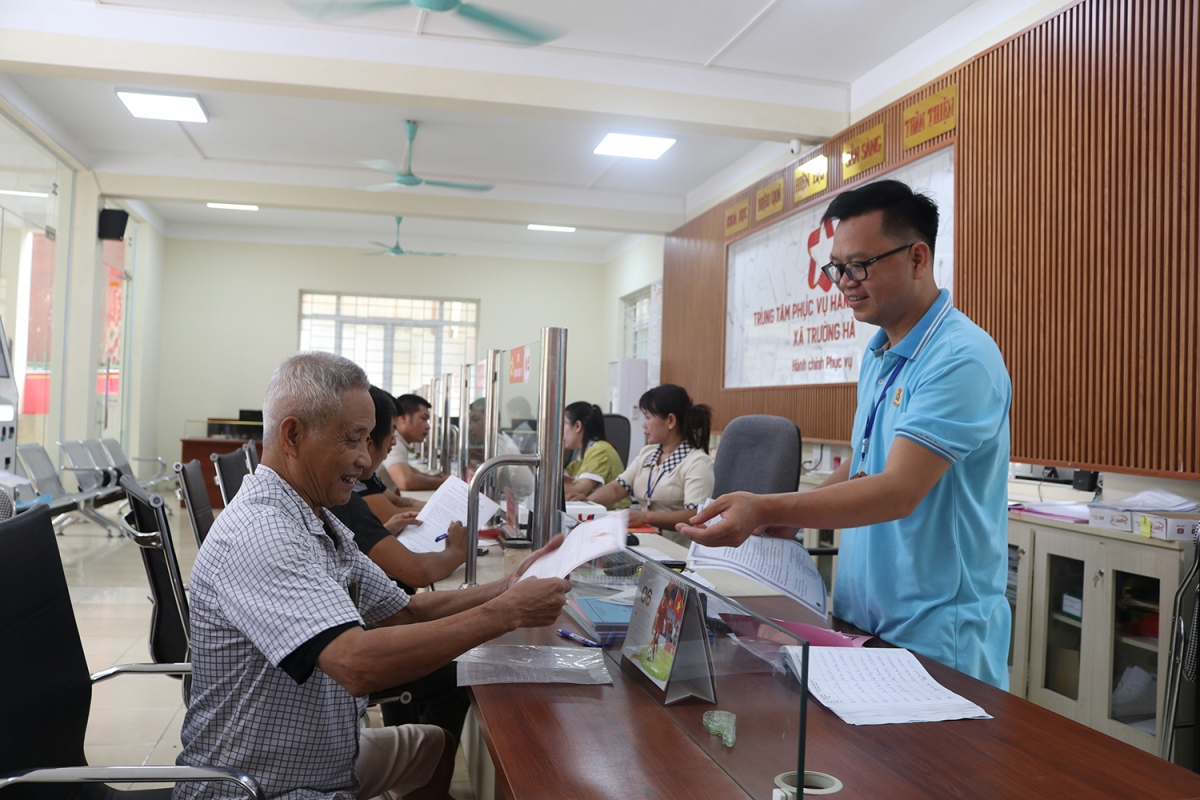 Sau hơn một năm vận hành mô hình chính quyền địa phương hai cấp, điều người dân Cao Bằng cảm nhận rõ nhất không chỉ là thủ tục hành chính được giải quyết nhanh hơn, thuận tiện hơn, mà còn là sự thay đổi trong cách phục vụ của chính quyền cơ sở. Ảnh: Nguyễn Hoàng Duy Thái/VOV Đông Bắc
