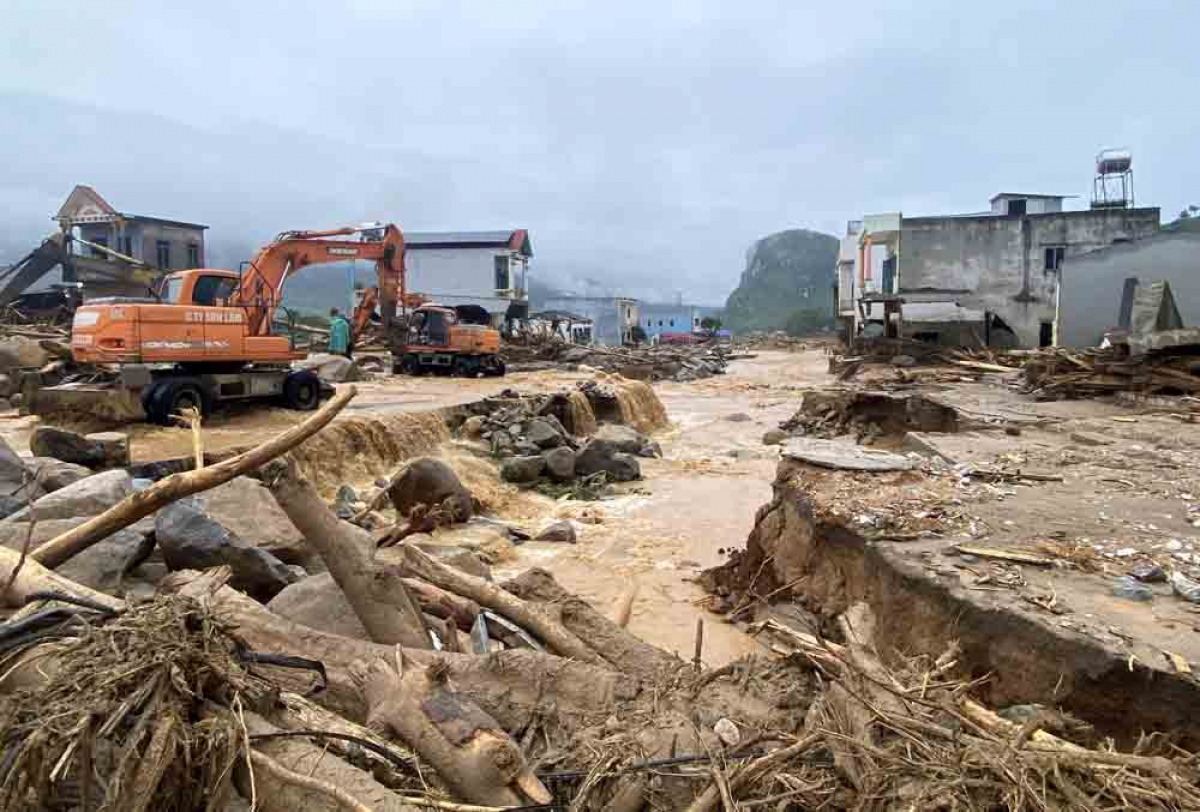 Sau trận lũ quét kinh hoàng, khu vực đội 11, bản Chít - nơi từng có hàng chục hộ dân sinh sống chỉ còn lại bãi bồi ngổn ngang đất đá, cây cối và những nền nhà bị san phẳng. Các lực lượng cứu hộ vẫn đang ngày đêm tìm kiếm, khắc phục hậu quả thiên tai. Ảnh: Khắc Kiên - An Kiên/VOV Tây Bắc