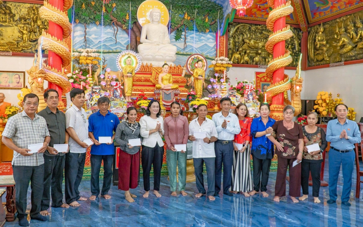 Bà Trần Thị Hoa Ry - cán bộ người dân tộc Khmer (áo trắng, giữa) là cán bộ trưởng thành từ tỉnh Bạc Liêu cũ, hiện là Phó Chủ tịch Hội đồng Dân tộc của Quốc hội về thăm, tặng quà nguyên cán bộ, đồng bào Khmer ở Cà Mau. Ảnh: Trần Hiếu/VOV ĐBSCL