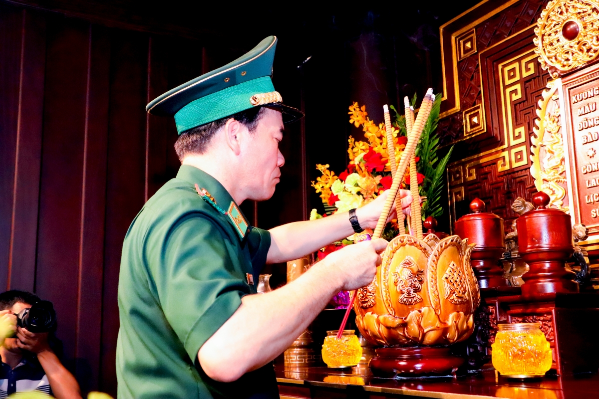 Trung tướng Vũ Trung Kiên thắp hương tại Đền thờ - Ảnh: Chiến Khu.