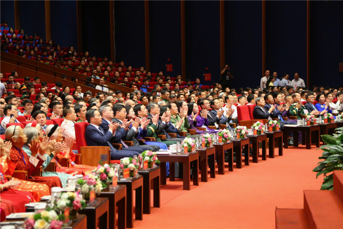 20 urang lambaok vakil bangsa takik hu mbaok di Nyaom biai pahadar dhar phol urang ngak bruk cach mang dalam negar