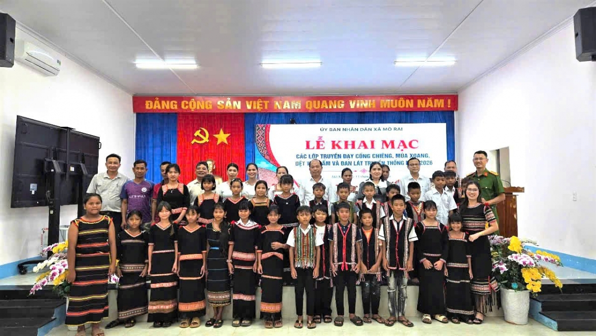 Xã Mô Rai khai mạc lớp truyền dạy cồng chiêng, múa xoang, nghề dệt thổ cẩm, nghề đan lát truyền thống cho thế hệ trẻ người Gia Rai và Rơ Măm. Ảnh: ĐVCC