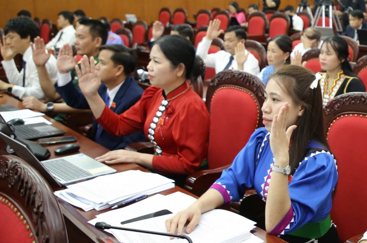 Các đại biểu HĐND biểu quyết thông qua các Nghị quyết. Ảnh: Lê Hạnh/VOV Tây Bắc.